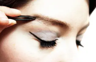 How to remove an ingrown eyebrow hair